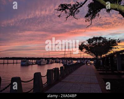 Ein malerischer Blick auf den Henry C Chambers Waterfront Park während der goldenen Stunde in Beaufort, SC. Stockfoto