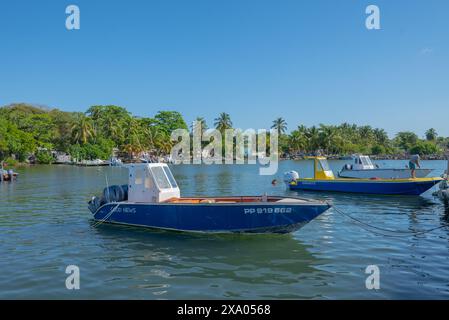 Mehrere kleine Boote liegen in der Mitte eines Sees Stockfoto