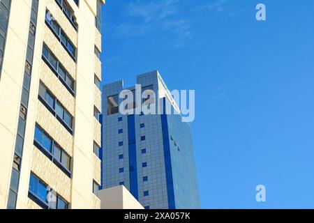 Abu Dhabi, VAE 12. januar 2024: Moderne Stadtarchitektur | berühmte Wolkenkratzer der Skyline von Abu Dhabi mit wunderschönem blauen Himmel. Stockfoto