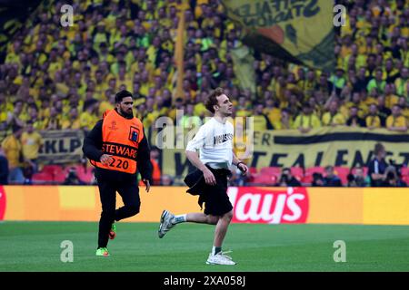 Ein Pitch Invader mit einem T-Shirt, auf dem Mellstrom geschrieben ist, während des Champions-League-Finalspiels 2023/2024 zwischen Borussia Dortmund und Real Madri CF im Wembley-Stadion in London (England), 1. Juni 2024. Stockfoto