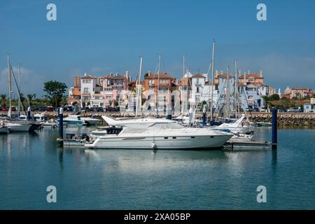 Puerto Sherry, El Puerto de Santa Maria, Cadiz, Spanien bis 12. Mai 2024: Yachten an den Piers von Puerto Sherry, Puerto de Santa Maria, Cadiz, Spanien. Stockfoto