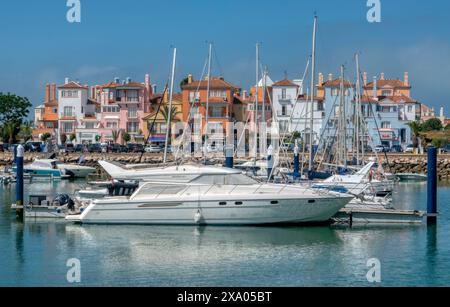 Puerto Sherry, El Puerto de Santa Maria, Cadiz, Spanien bis 12. Mai 2024: Yachten an den Piers von Puerto Sherry, Puerto de Santa Maria, Cadiz, Spanien. Stockfoto