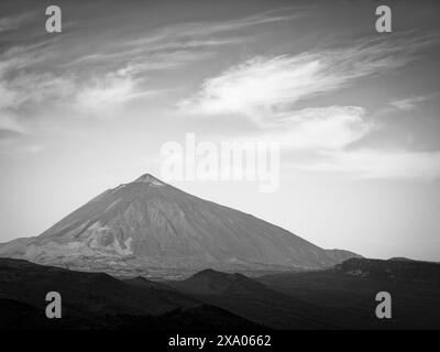 Eine Schwarzweiß-Fotografie des Vulkans Teide auf der Kanarischen Insel Teneriffa in Spanien Stockfoto