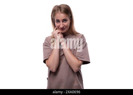 Porträt einer bescheidenen 40-jährigen Frau mit fließendem blondem Haar Stockfoto