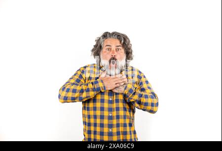 Ein schockierter Mann mittleren Alters, der überraschend die Brust hält Stockfoto