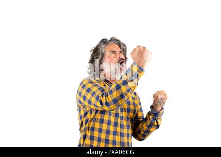 Ein wütender Mann mittleren Alters, der mit erhobenen Händen brüllt und gestickt Stockfoto