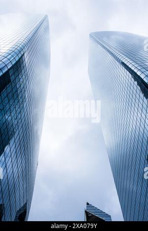 Die modernen Bürogebäude in New York unter bewölktem Himmel Stockfoto