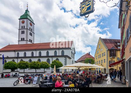 Wangen im Allgäu: Marktplatz, Restaurant, Kirche St. Martin in Oberschwaben-Allgäu, Baden-Württemberg, Deutschland Stockfoto