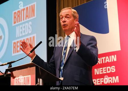 London, Großbritannien. Juni 2024. Reform UK Pressekonferenz, Nigel Farage steht in Clacton on Sea. Quelle: Matthew Chattle/Alamy Live News Stockfoto