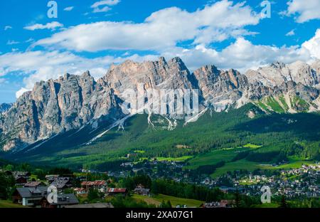 Die wunderschöne Cortina d'Ampezzo, dominiert von der Kristallgruppe im Hintergrund Stockfoto