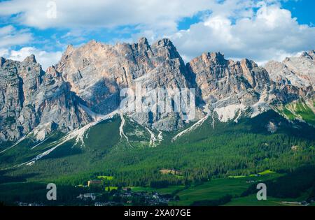 Die Kristallgruppe im Frühling dominiert die wunderschöne Cortina d'Ampezzo in Belluno in Veneto Stockfoto