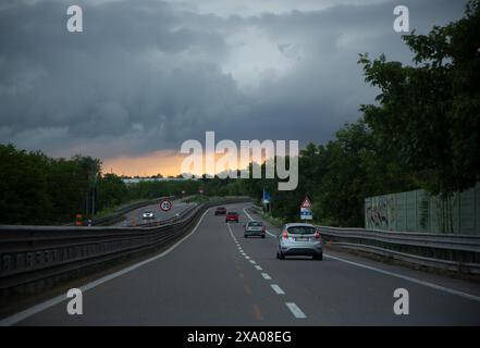 Stürmische Landschaft mit Autobahn, dunkle Gewitterwolken, dramatische Wetterszene Stockfoto