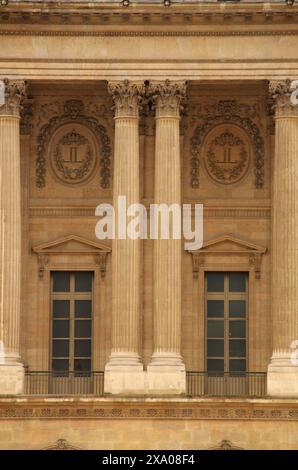 Ein altes Gebäude mit zwei markanten Säulen an der Fassade, die einen majestätischen Blick bieten Stockfoto