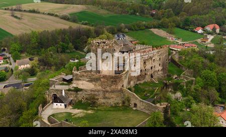 Luftaufnahme erfasst die mittelalterliche Burg Bolkau in Niederschlesien, Polen. Stockfoto