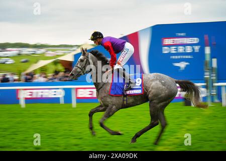 Epsom, Surrey, Großbritannien - 31. Mai 2024 Treasure, King Charles lll Pferdereiten von James Doyle (ausgebildet von Ralph Beckett) galoppiert zum Beginn des Coronation Cup am Betfred Oaks Day, laufen über anderthalb Meilen auf Epsom Downs. Stockfoto