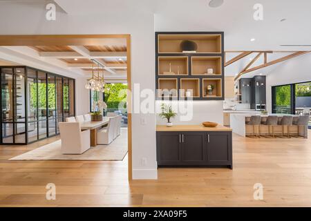 Ein offenes Wohnzimmer und Essbereich mit einer zentralen Insel Stockfoto