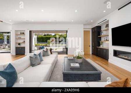 Weißes Sofa neben schwarzem Couchtisch im modernen Wohnzimmer Stockfoto