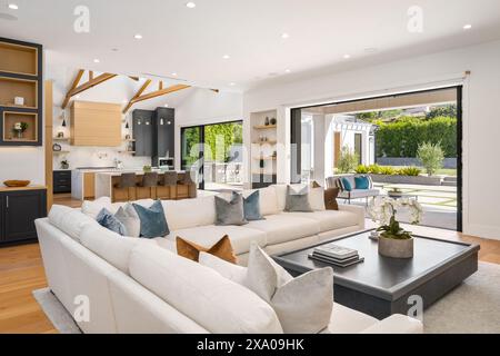 Geräumiges Wohnzimmer mit reichlich Möbeln und Fernseher Stockfoto