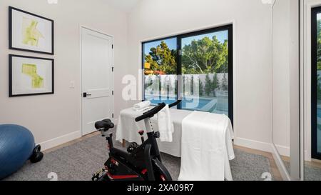 Ein Raum mit Fitnessgeräten und einem Trainingsball auf dem Boden Stockfoto