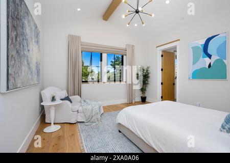 Ein geräumiges Schlafzimmer mit einem großen Bett und weißen Möbeln und Dekor Stockfoto
