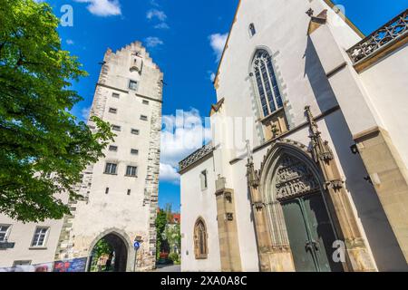 Ravensburg: Liebfrauenkirche, Stadttor Frauentor (links) in Oberschwaben-Allgäu, Baden-Württemberg Stockfoto