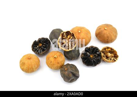 iranische getrocknete ganze Limetten, persische Kochzutaten. Getrocknete persische schwarze Limette, Limu amani isoliert auf weißem Hintergrund Stockfoto