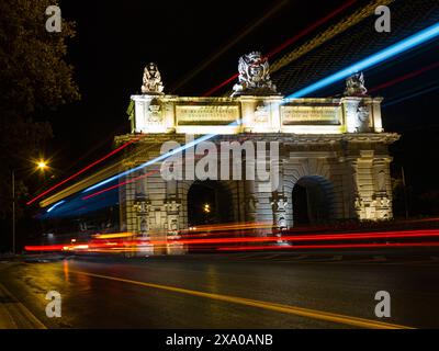 Bombs Gate of Floriana, Malta bei Nacht mit Autolampen in Farbe Stockfoto