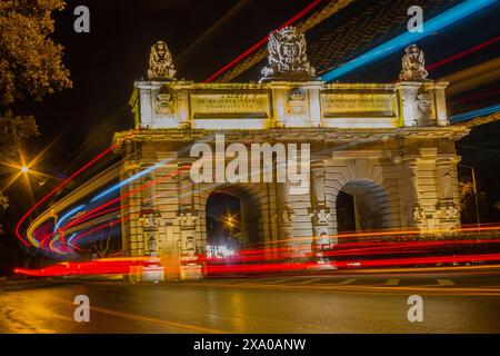 Bombs Gate of Floriana, Malta bei Nacht mit Autolampen in Farbe Stockfoto