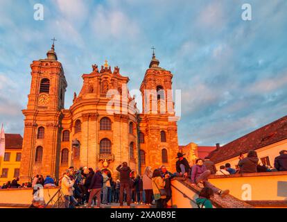 Weingarten: Basilika St. Martin, man wartet auf den Beginn der Kerzenlichtprozession am Vorabend der Blutritt Reiterprozession in Oberschwab Stockfoto