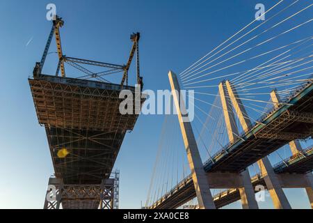 Ein niedriger Winkel einer Brücke in New York, USA bei Sonnenuntergang Stockfoto