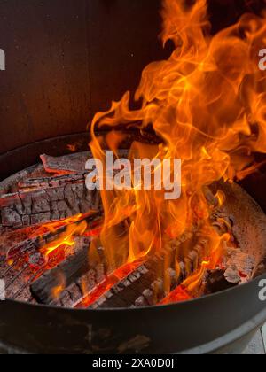 Eine Nahaufnahme der Flammen eines Lagerfeuers Stockfoto