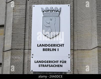 Berlin, Deutschland. Juni 2024. Ein Schild an der Fassade des Strafgerichtshofs Moabit in der Turmstraße weist auf das Bezirksgericht Berlin hin. Quelle: Jens Kalaene/dpa/Alamy Live News Stockfoto