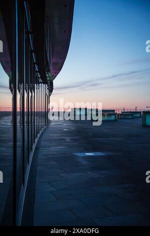 Ein malerischer Blick auf das Internationale Kongresszentrum Dresden bei Sonnenuntergang Stockfoto