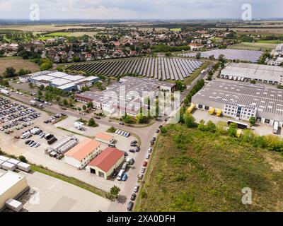 Eine Luftaufnahme des Sonnendachs auf dem Industriebau in Deutschland Stockfoto