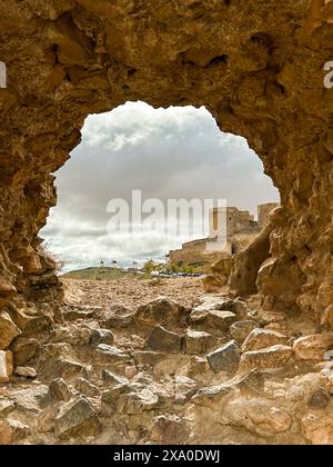 Der Blick auf Castillo de Consuegra durch einen Felsbogen. Spanien Stockfoto
