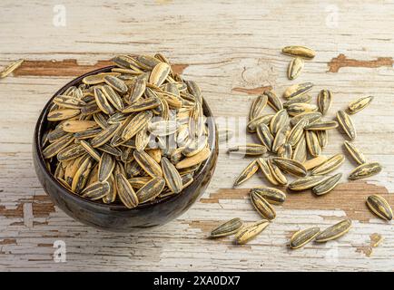 The Harvest Vibes: Sonnenblumenkerne auf Holzoberfläche Stockfoto