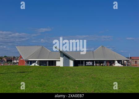 Das Old Boatyard Seafood Restaurant, wo Gäste an einem sonnigen Tag im Arbroath Harbour die Tische im Freien nutzen. Stockfoto