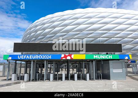 München, Deutschland. 30. Mai 2024. firo : 30.05.2024, Fußball, EM, EM, Europameisterschaft 2024 in Deutschland, Allianz Arena, EM, Europameisterschaft 2024, Backer, allgemein, Feature, Außenansicht, Blue Sky, UEFA, Außenansicht des stadions: dpa/Alamy Live News Stockfoto