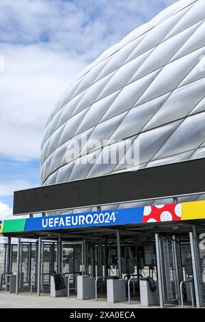 München, Deutschland. 30. Mai 2024. firo : 30.05.2024, Fußball, EM, EM, Europameisterschaft 2024 in Deutschland, Allianz Arena, EM, Europameisterschaft 2024, Backer, allgemein, Feature, Außenansicht, Blue Sky, UEFA, Außenansicht des stadions: dpa/Alamy Live News Stockfoto