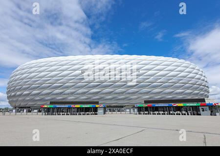 München, Deutschland. 30. Mai 2024. firo : 30.05.2024, Fußball, EM, EM, Europameisterschaft 2024 in Deutschland, Allianz Arena, EM, Europameisterschaft 2024, Backer, allgemein, Feature, Außenansicht, Blue Sky, UEFA, Außenansicht des stadions: dpa/Alamy Live News Stockfoto