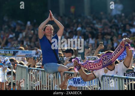 Madrid, Spanien. Juni 2024. Madrid, Königreich Spanien; 02.06.2024.- Fans. Real Madrid feiert seinen Sieg in der Champions League vor seinen Fans, indem er den Schal und die Flagge der Göttin Cybele in seinem Brunnen platziert. Nacho Fernández leitet das Merengue-Team mit Luca Modric, Toni Kross und Dani Carvajal. Tausende von Menschen nahmen an der Veranstaltung Teil. Vermerk: Juan Carlos Rojas/dpa/Alamy Live News Stockfoto