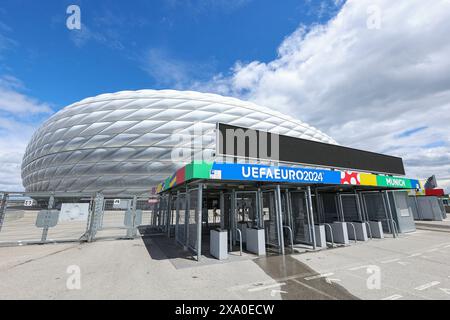 München, Deutschland. 30. Mai 2024. firo : 30.05.2024, Fußball, EM, EM, Europameisterschaft 2024 in Deutschland, Allianz Arena, EM, Europameisterschaft 2024, Backer, allgemein, Feature, Außenansicht, Blue Sky, UEFA, Außenansicht des stadions: dpa/Alamy Live News Stockfoto