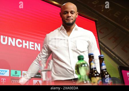 München, Deutschland. 30. Mai 2024. firo: 30.05.2024, Fußball, 1. Liga, 1. Bundesliga, Präsentation von Vincent Kompany als neuer Trainer des FC Bayern München, Trainer Vincent Kompany, FC Bayern München, FCB, Bayern, Munchen, PK, Pressekonferenz, Credit: dpa/Alamy Live News Stockfoto