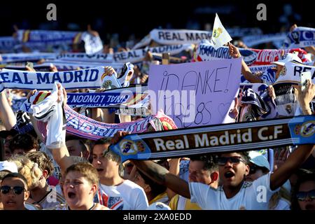 Madrid, Spanien. Juni 2024. Madrid, Königreich Spanien; 02.06.2024.- Fans. Real Madrid feiert seinen Sieg in der Champions League vor seinen Fans, indem er den Schal und die Flagge der Göttin Cybele in seinem Brunnen platziert. Nacho Fernández leitet das Merengue-Team mit Luca Modric, Toni Kross und Dani Carvajal. Tausende von Menschen nahmen an der Veranstaltung Teil. Vermerk: Juan Carlos Rojas/dpa/Alamy Live News Stockfoto