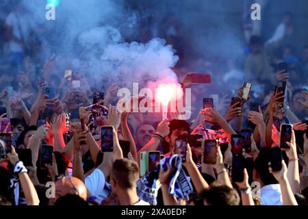 Madrid, Spanien. Juni 2024. Madrid, Königreich Spanien; 02.06.2024.- Fans. Real Madrid feiert seinen Sieg in der Champions League vor seinen Fans, indem er den Schal und die Flagge der Göttin Cybele in seinem Brunnen platziert. Nacho Fernández leitet das Merengue-Team mit Luca Modric, Toni Kross und Dani Carvajal. Tausende von Menschen nahmen an der Veranstaltung Teil. Vermerk: Juan Carlos Rojas/dpa/Alamy Live News Stockfoto