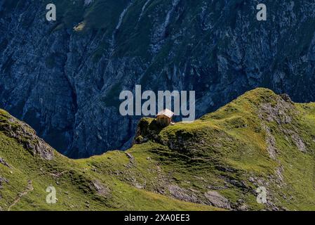 Eine rustikale Hütte in den österreichischen Bergen. Stockfoto