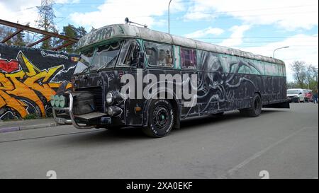 Stockholm, Snosatra, Schweden. Mai 2024. Frühjahrsbiest. Graffiti-Ausstellung am Stadtrand. Bus Stockfoto