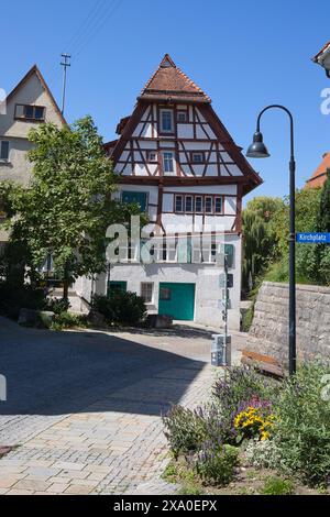 Deutschland, Ehingen - 18. August 2023: Das Haus des reuters ist ein sehr schiefes Haus. Stockfoto
