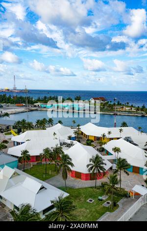 Ein Blick aus der Vogelperspektive auf das Dorf am Freeport Bahamas Harbor Stockfoto