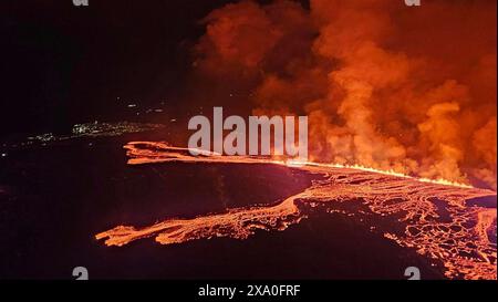 Grindavik, Island. April 2024. Lava spuckt aus einem Lüftungsschlitz, als der Vulkan Fagradalsfjall sich am 14. Januar 2024 in Richtung eines kleinen Fischerdorfes auf der Halbinsel Reykjanes im Südwesten Islands in der Nähe von Grindavik, Island, bewegte. Eine zweite Entlüftung öffnete überraschende Wissenschaftler, die Häuser brannten kurz nach der Evakuierung des Dorfes Grindavik. Kredit: Isländisches Meteorologisches Büro/Isländisches Meteorologisches Büro/Alamy Live News Stockfoto